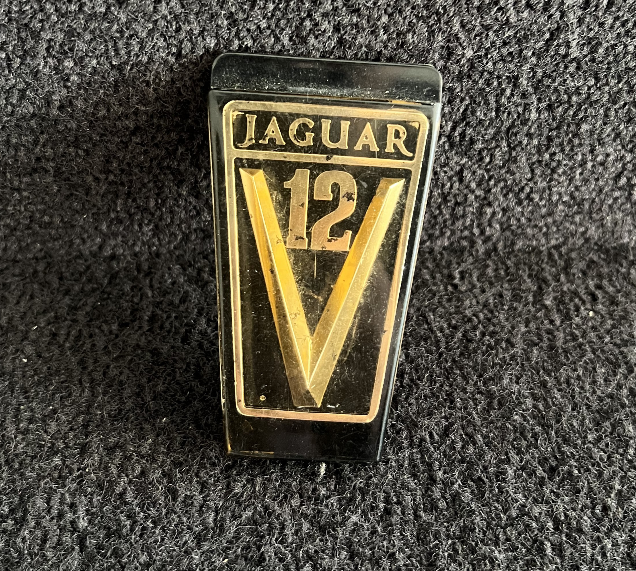 classic-shop-legenda-da-grelha-jaguar-xjs-v12-05leguniv05-0.png