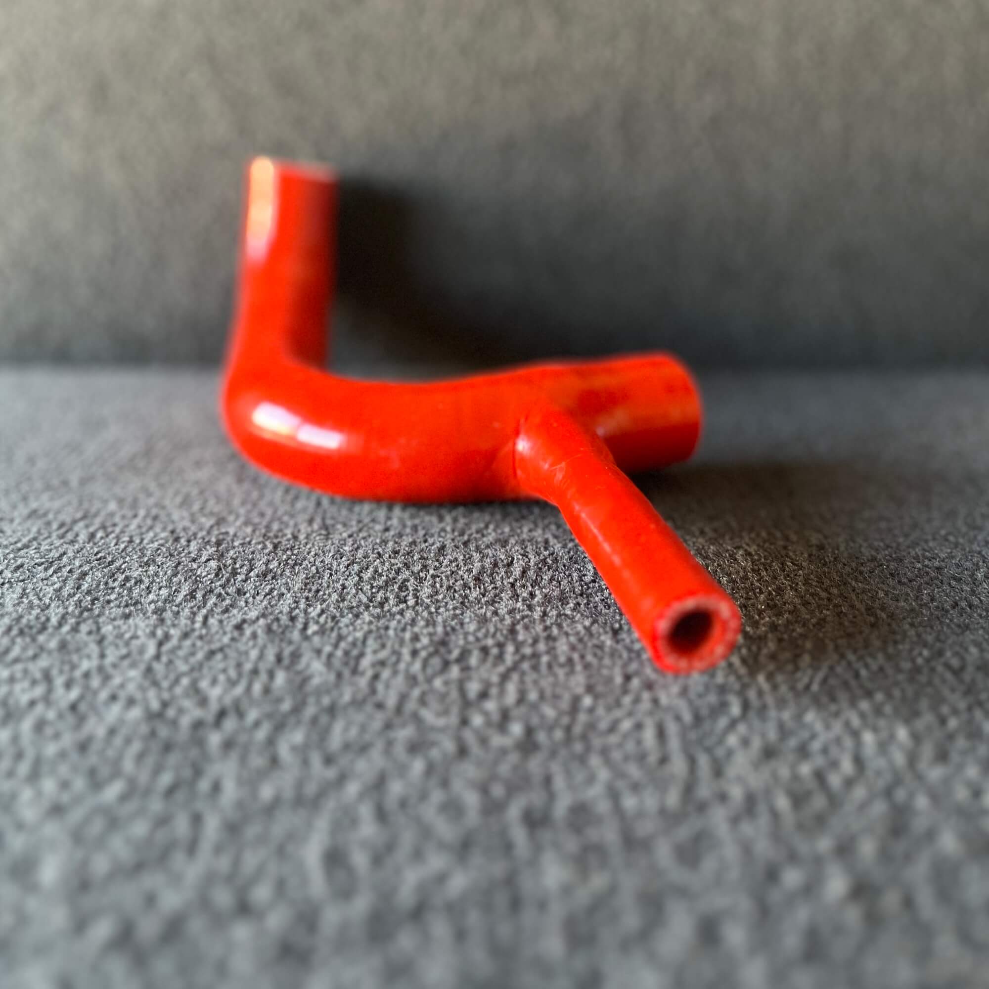 TUBO DO RADIADOR COM REDUÇAO SILICONE - VERMELHO