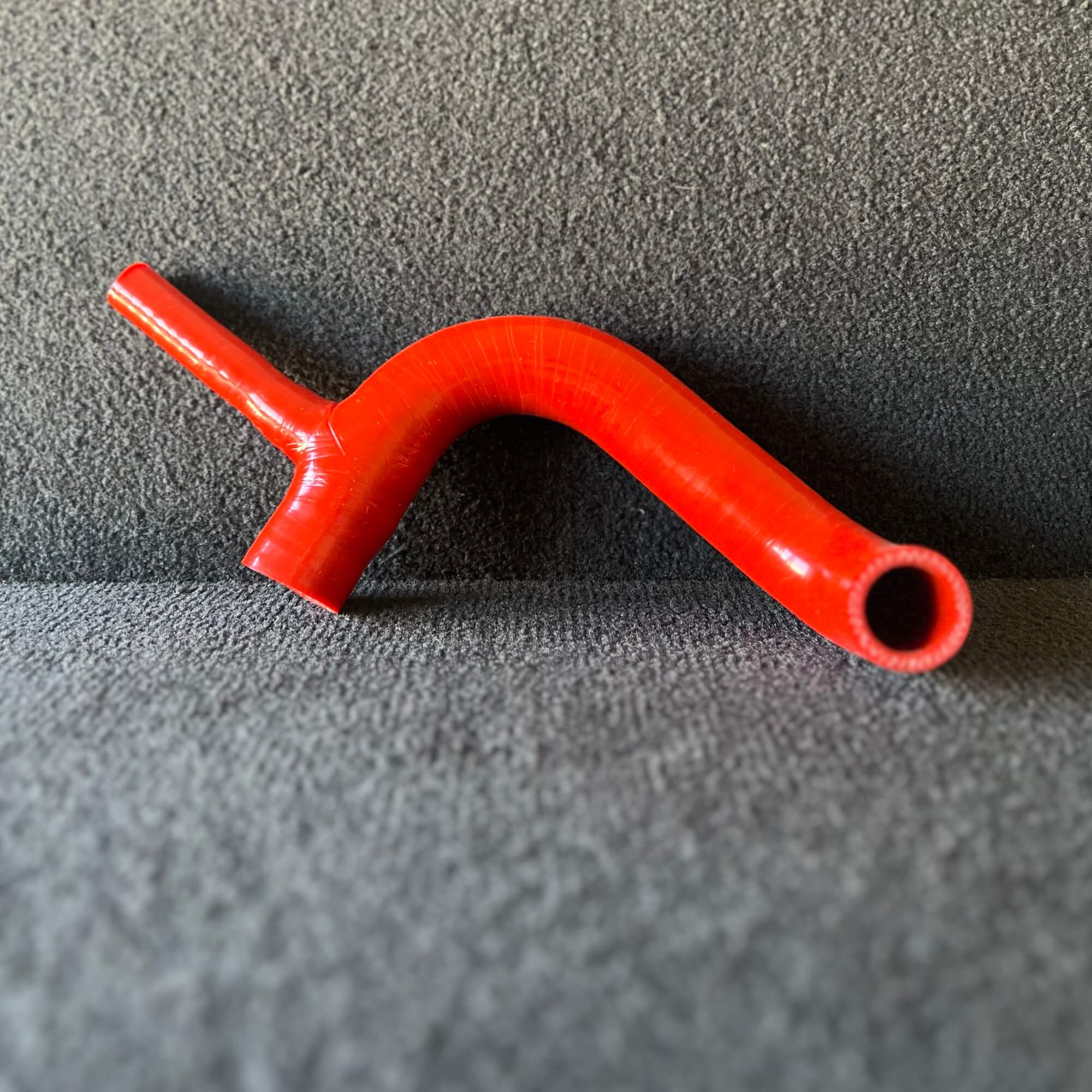 TUBO DO RADIADOR COM REDUÇAO SILICONE - VERMELHO