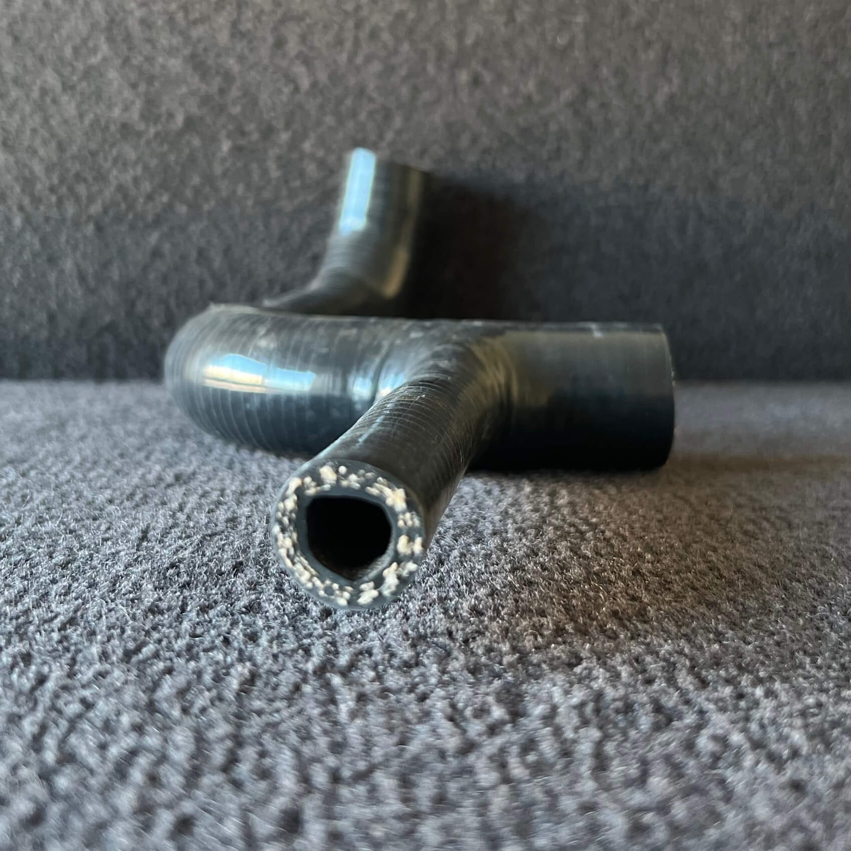 TUBO INFERIOR RADIADOR SILICONE C/ REDUÇÃO PRETO