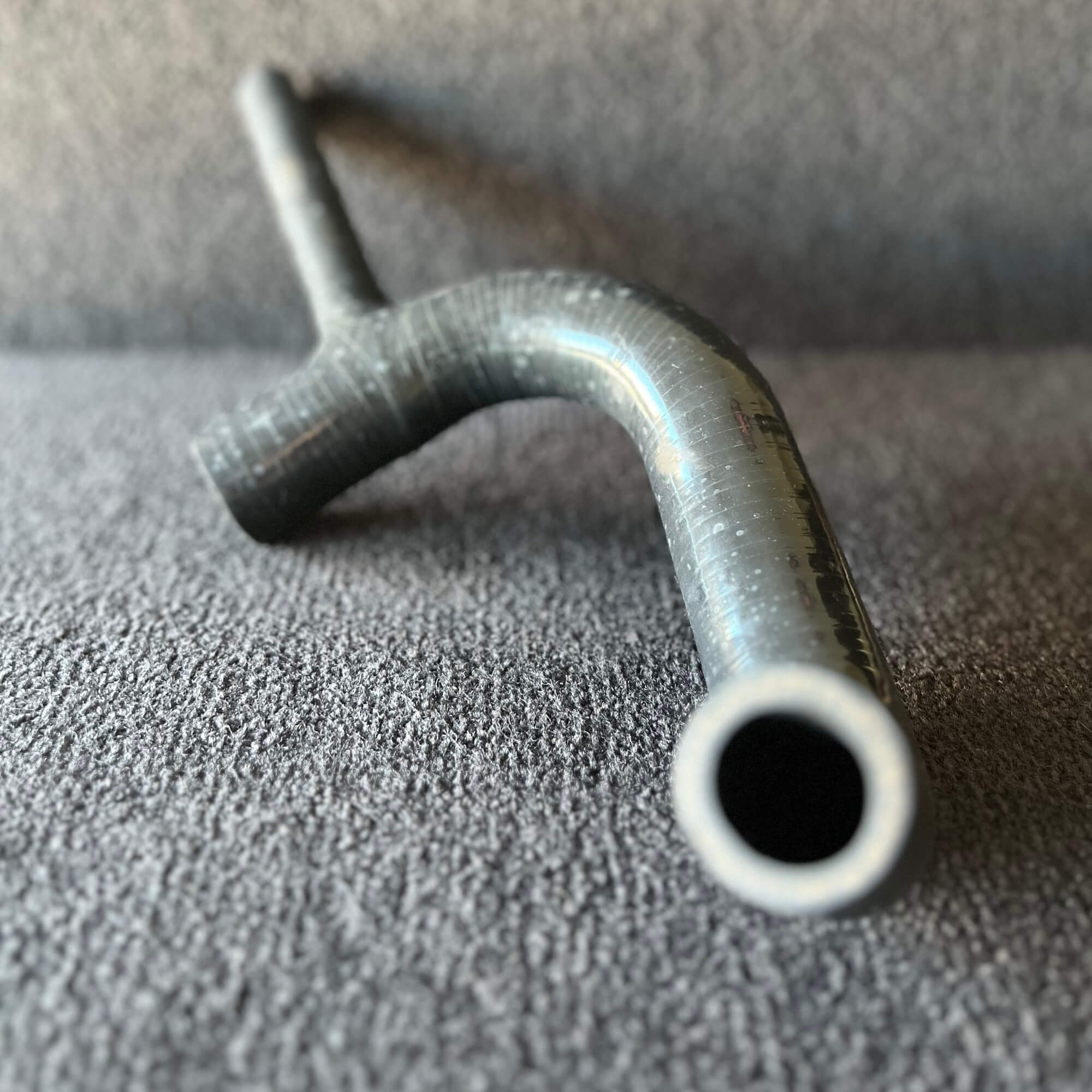 TUBO INFERIOR RADIADOR SILICONE C/ REDUÇÃO PRETO
