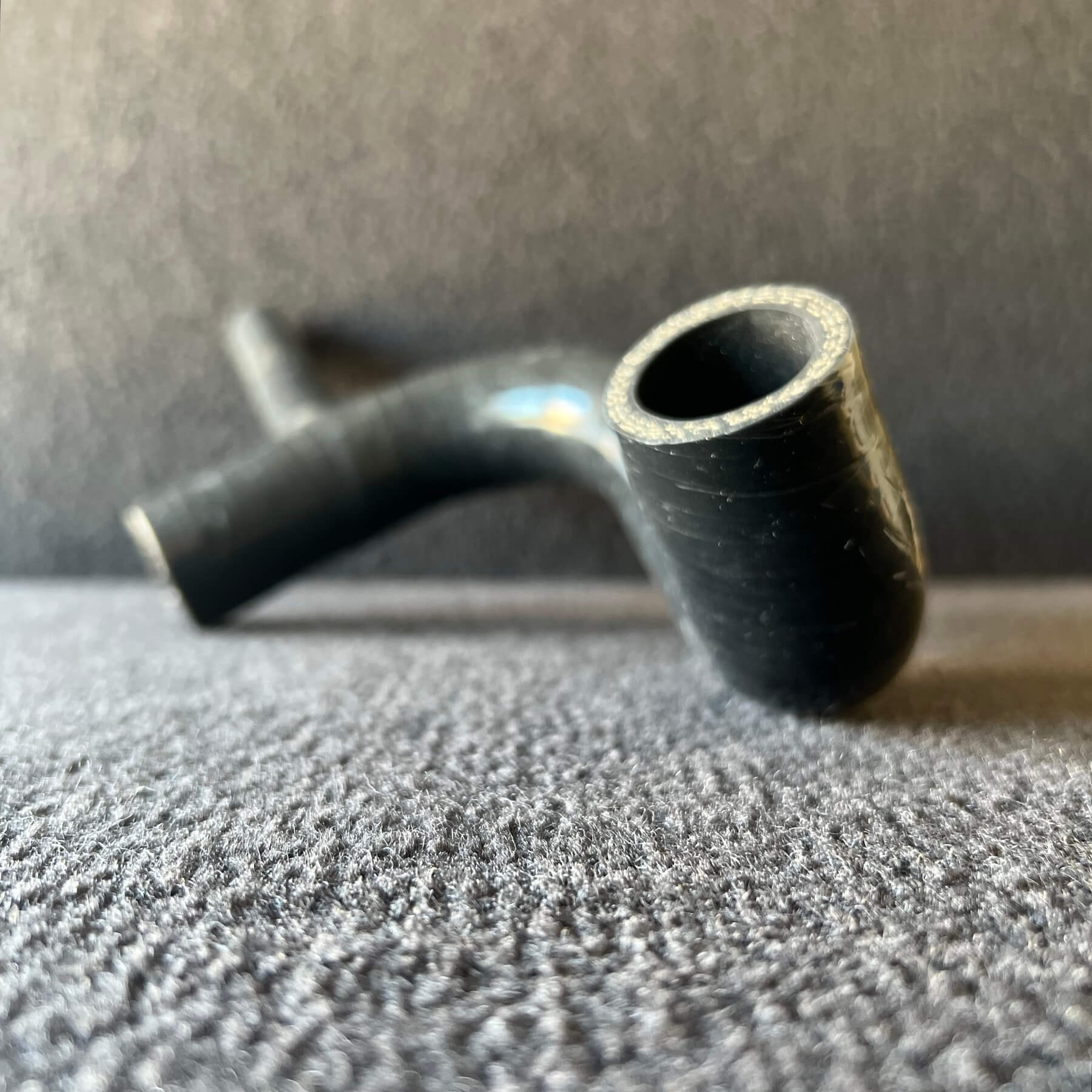 TUBO INFERIOR RADIADOR SILICONE C/ REDUÇÃO PRETO